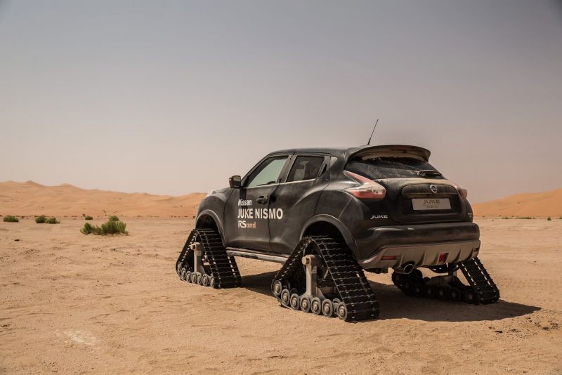 Nissan Juke Nismo RS на гусеничном ходу покатался по арабской пустыне
