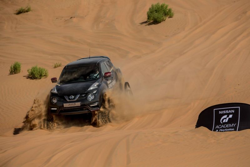 Nissan Juke Nismo RS на гусеничном ходу покатался по арабской пустыне