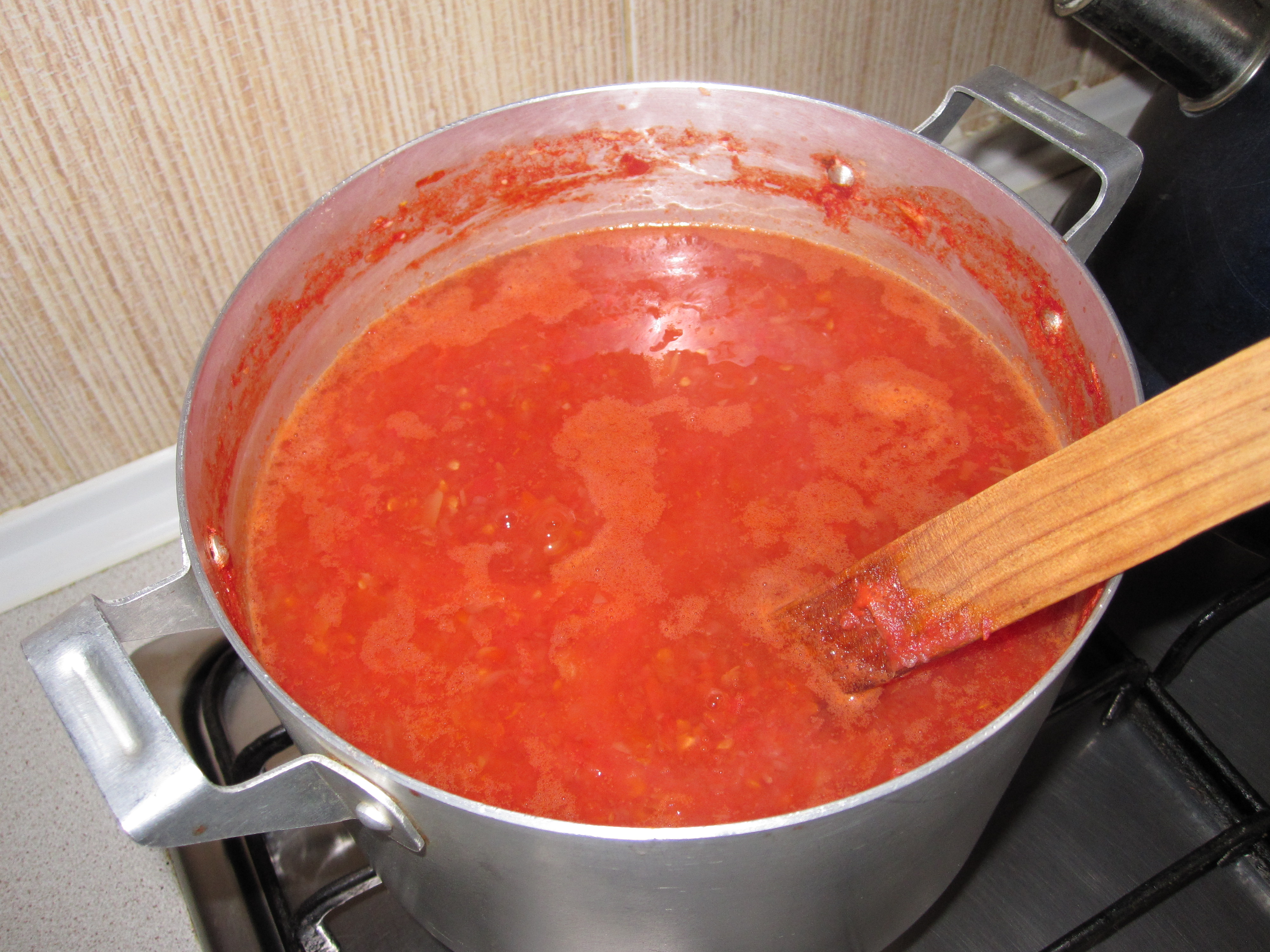 Кетчуп на зиму помидоры на мясорубке. Приготовление кетчупа. Приготовление кетчупа в домашних. Приготовление кетчупа на зиму. Кетчуп собственного приготовления.