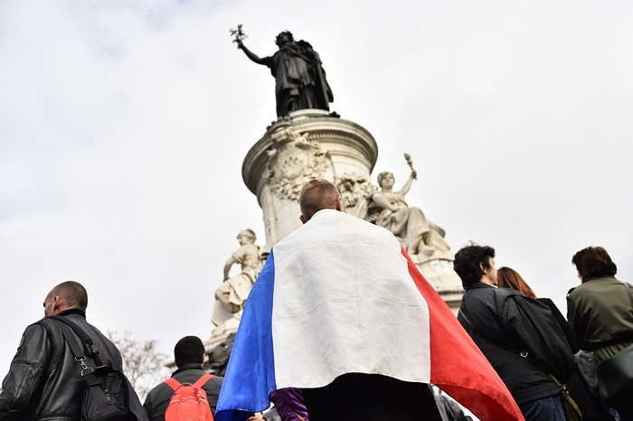 В понедельник люди во всем мире почтили жертв теракта во Франции минутой молчания