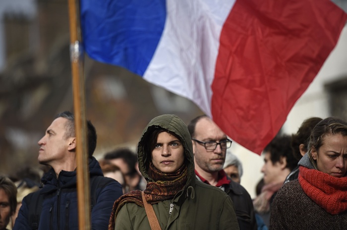 В понедельник люди во всем мире почтили жертв теракта во Франции минутой молчания
