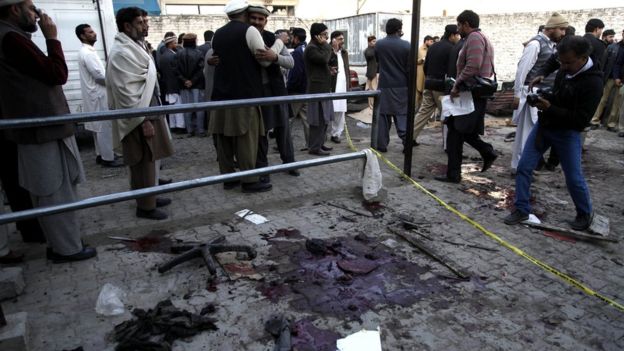 В результате атаки смертника в Пакистане погибли как минимум 22 человека