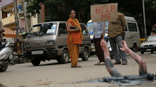 Гигантская анаконда сожрала человека на улице индийского города