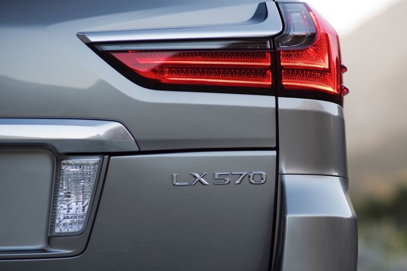 Lexus раскрыл внешность и «начинку» обновленного LX 570