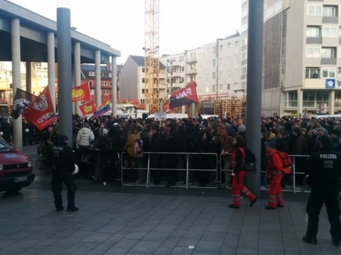Полиция водометами разогнала правую демонстрацию в Кельне