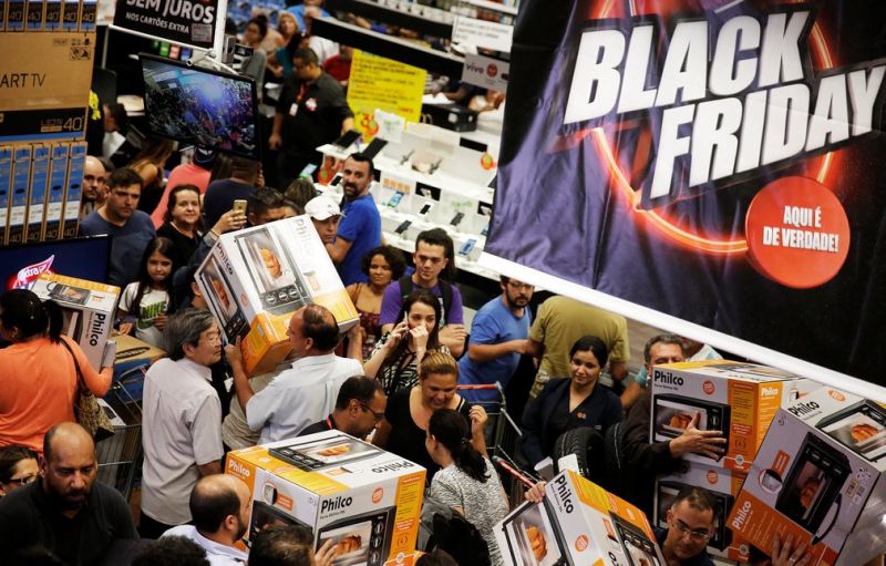 Черная пятница: толпы покупателей разметают товары с полок магазинов