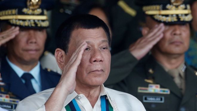 Президент Филиппин Дутерте сбрасывал людей с вертолета