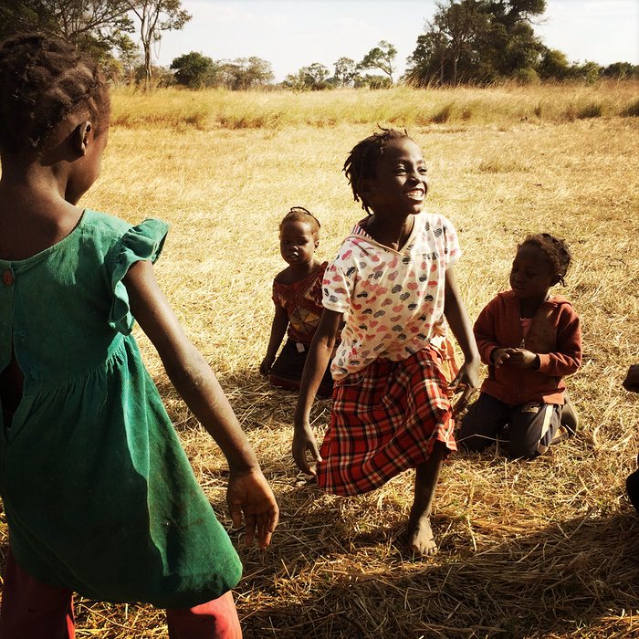 Африканские игры до 20 лет. Африка Повседневная жизнь. Повседневная жизнь в Замбии. Игры африканских детей. Картинки жизнь в Африке.