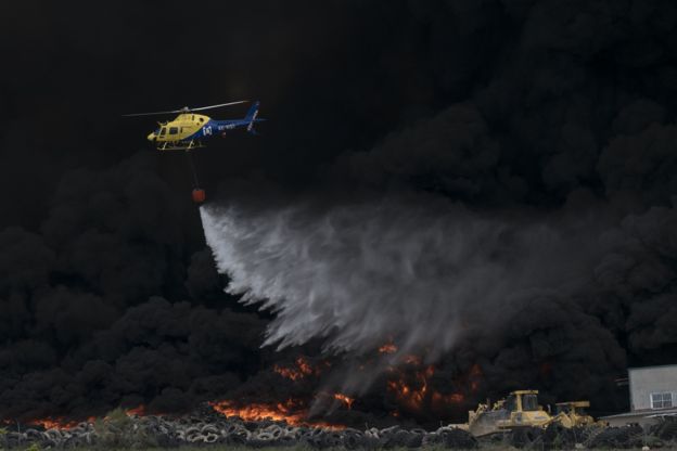 Из-за пожара на свалке шин в Испании эвакуировали город