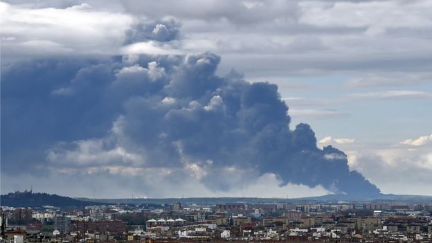 Из-за пожара на свалке шин в Испании эвакуировали город