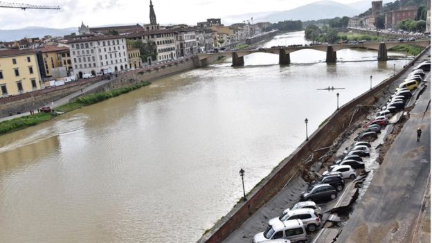 Во Флоренции из-за обвала повреждено несколько десятков авто