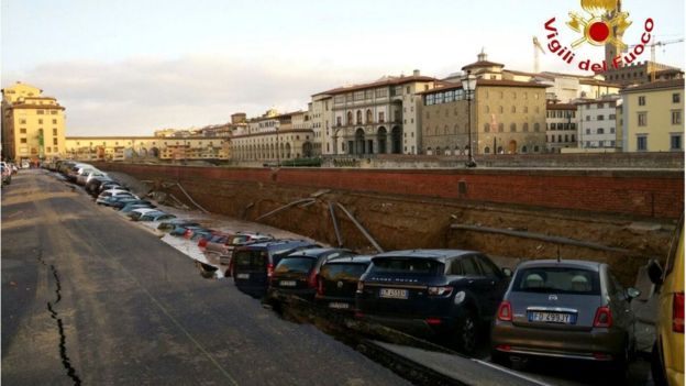 Во Флоренции из-за обвала повреждено несколько десятков авто