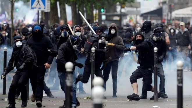 В Париже протестующие подрались с полицией