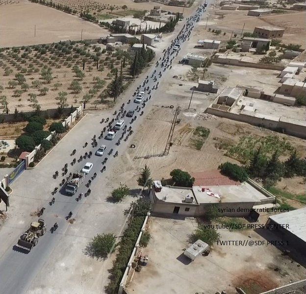 Бойцы ИГИЛ прикрывались живым щитом при выходе из Манбиджа