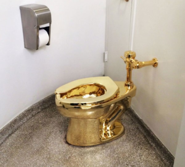 В музее Гуггенхайма открылся туалет с золотым унитазом
