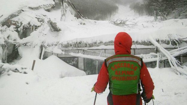 Спасатели сообщили об отсутствии выживших после схода лавины на отель в Италии