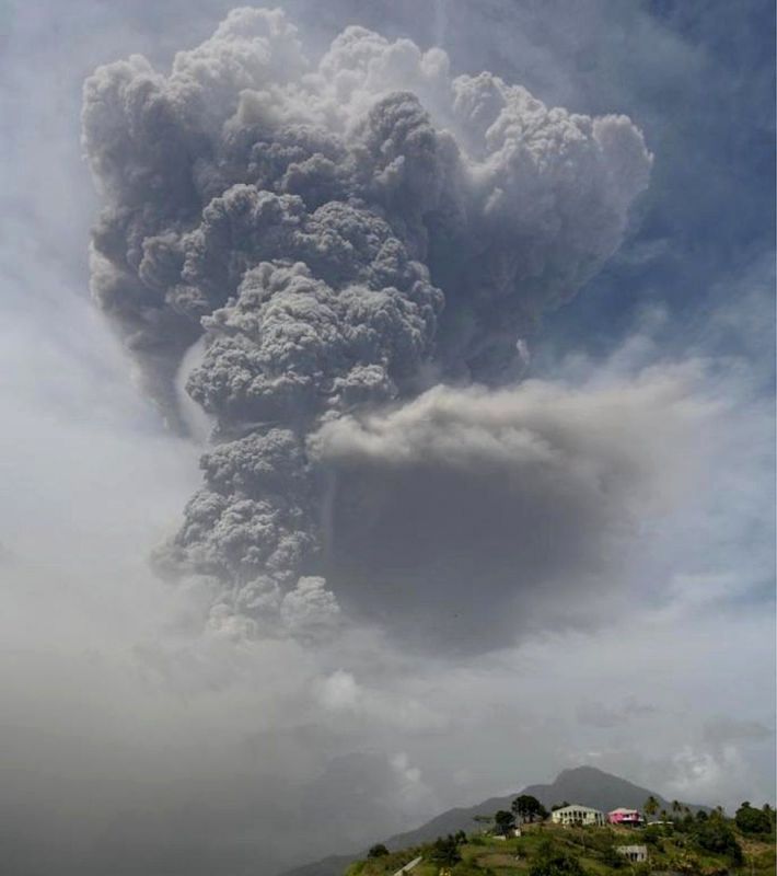 Из-за извержения вулкана Суфриер на острове Сент-Винсент эвакуировали 16 тыс. человек