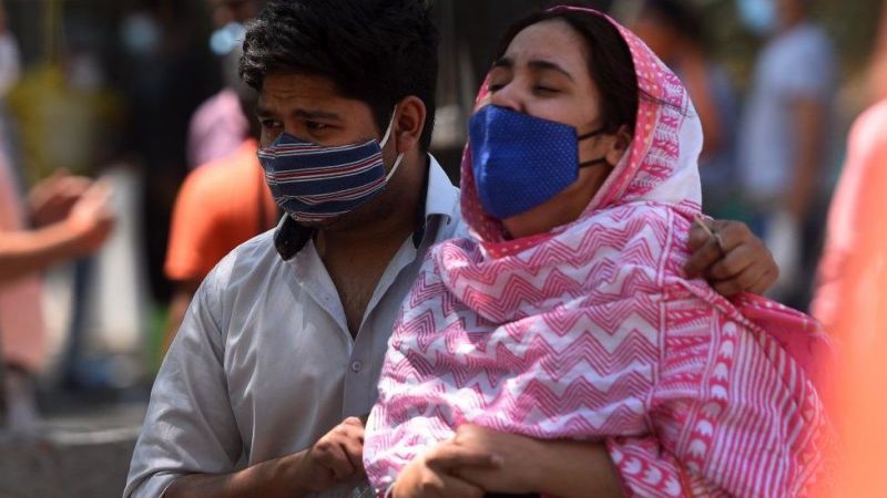 Всплеск COVID в Индии: пациенты погибают без кислорода