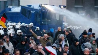 Полиция водометами разогнала правую демонстрацию в Кельне