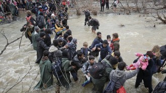 Сотни беженцев прорвались через закрытую границу Македонии