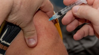 Вакцина от COVID-19 компании Moderna эффективно защищает подростков: исследование