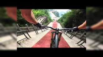 Спуск на велосипеде по лестнице в Китае