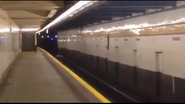 Вандал спровоцировал электрический взрыв в метро (Нью-Йорк)