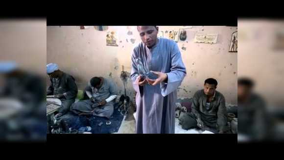 Египтяне продают камни ручной работы