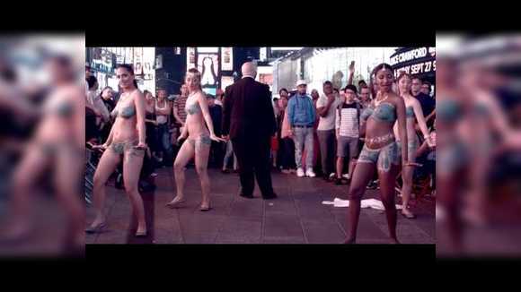 Четыре обнаженные девушки танцевали в центре Манхэттена